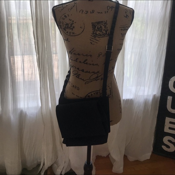 💯 % Authentic Salvatore Ferragamo Black Handbag - Picture 1 of 8